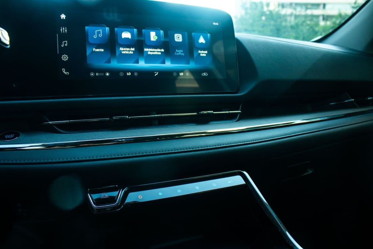 2024 Ford NEW TERRITORY TREND 1.5 AUT Gris - Detalle del interior color negro: pantalla táctil y controles del panel central.