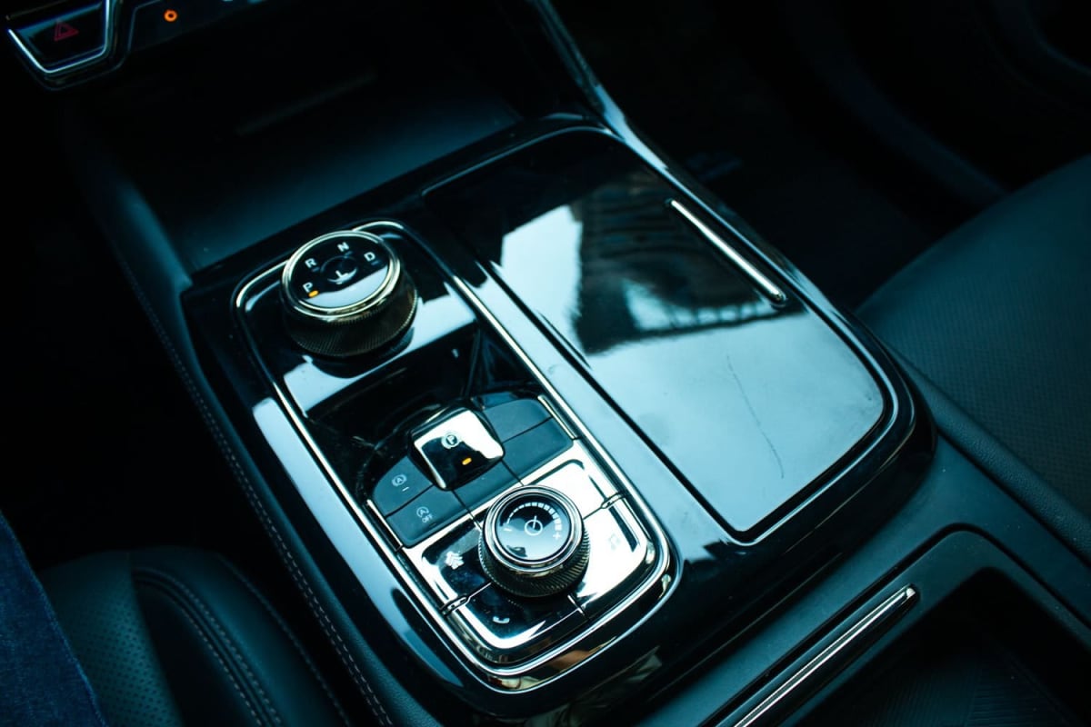 2024 Ford NEW TERRITORY TREND 1.5 AUT Gris - Detalle del interior. Consola central color negro brillante con selector de marchas y controles.