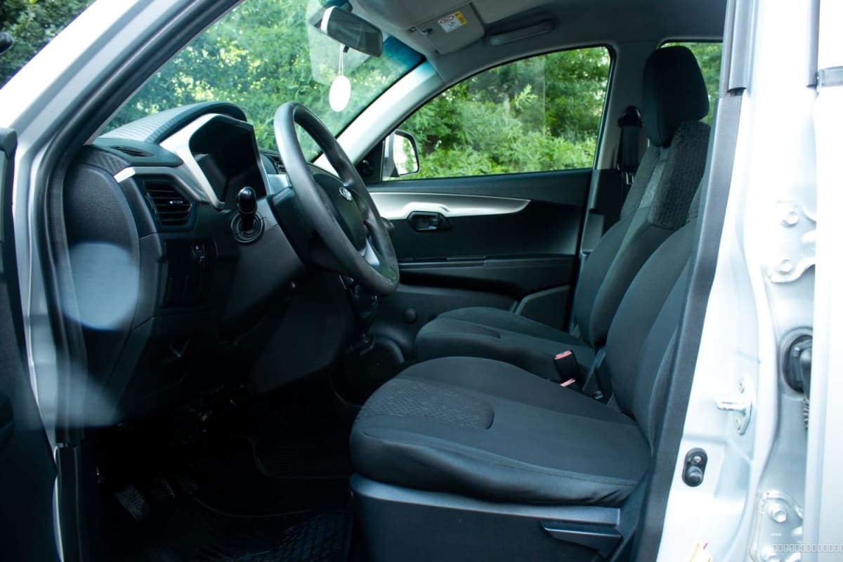 2020 Mahindra KUV 100 HATCH BACK 1.2 1.2 ELITE MT Plata - Vista interior de pickup color plata con asientos de tela negros en exterior