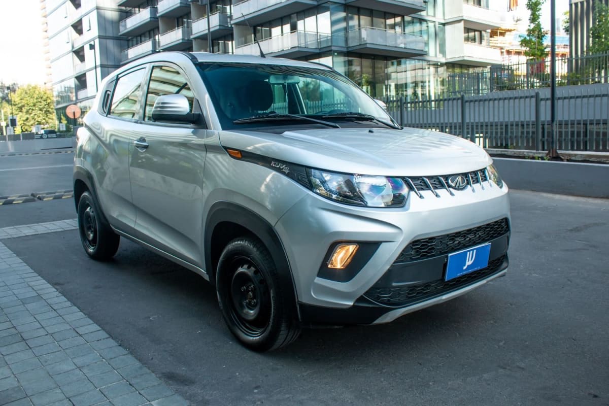 2020 Mahindra KUV 100 HATCH BACK 1.2 1.2 ELITE MT Plata - Vista 3/4 de SUV color plata en exterior