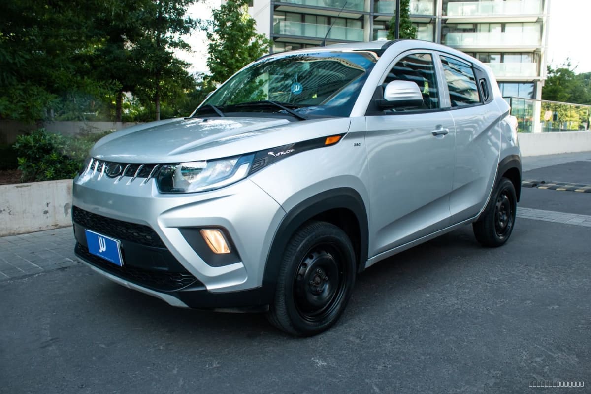 2020 Mahindra KUV 100 HATCH BACK 1.2 1.2 ELITE MT Plata - Vista 3/4 frontal de SUV color plata en exterior