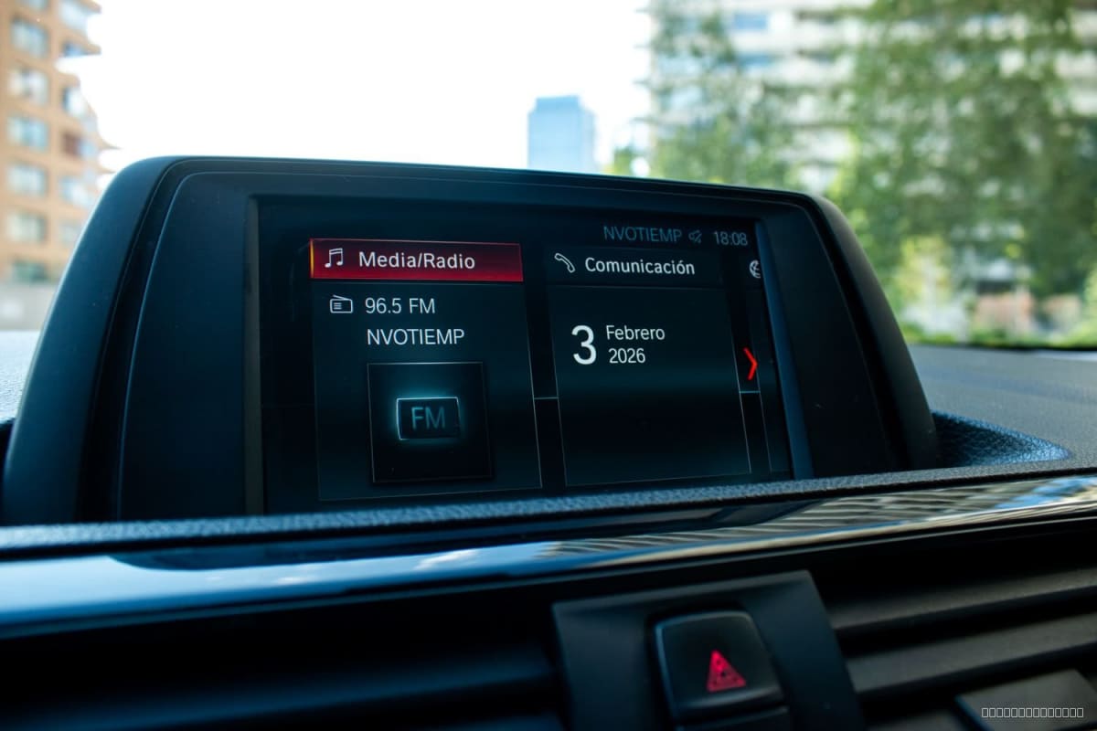 2018 BMW 118I 1.5 AUT 1.5 MILLENNIAL AT Otro - Vista interior, detalle de la pantalla multimedia en el tablero