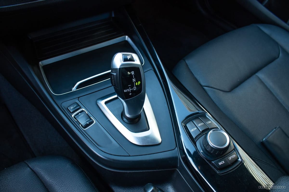 2018 BMW 118I 1.5 AUT 1.5 MILLENNIAL AT Otro - Detalle interior de consola central con palanca de cambios y controles. Tapicería color negro.