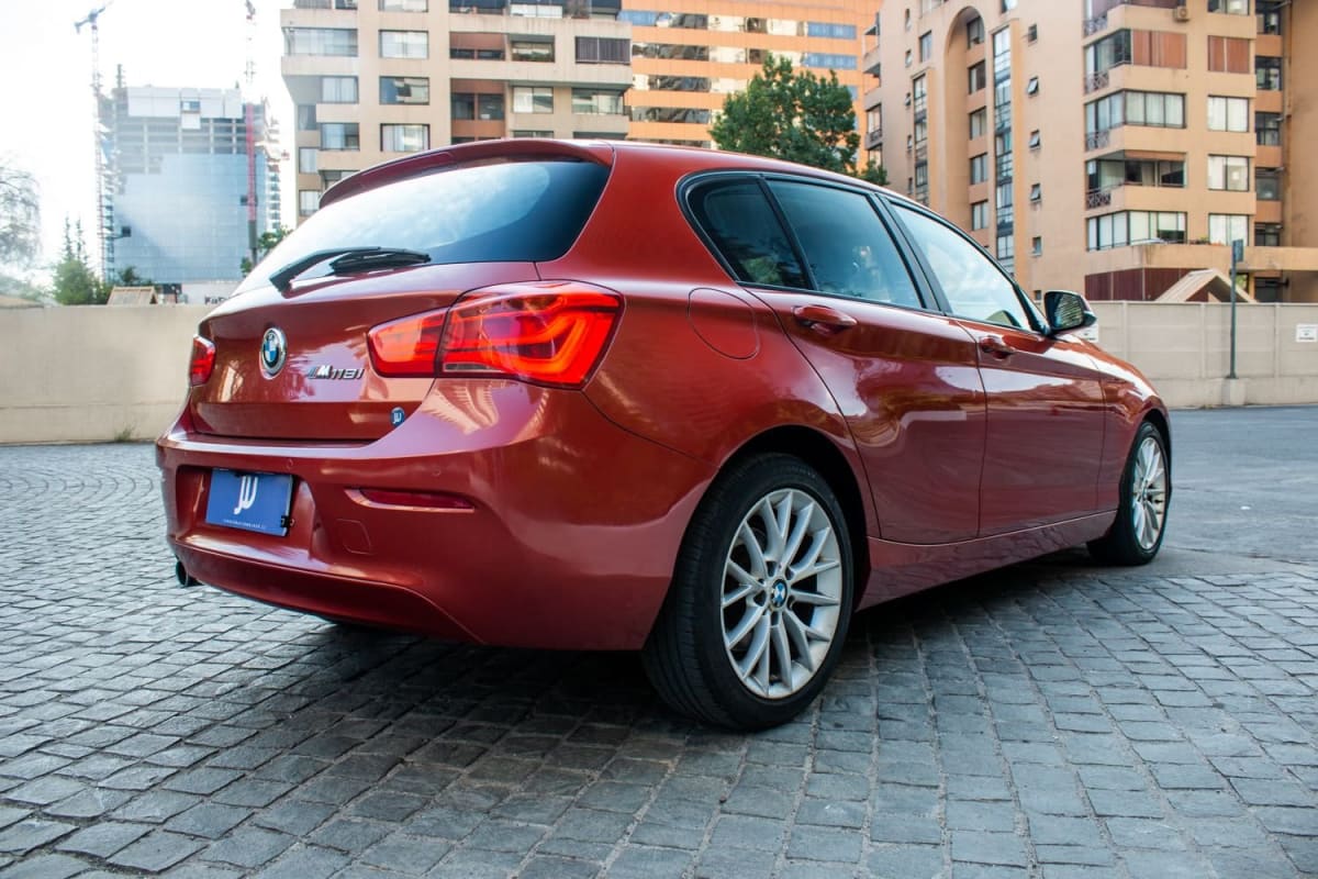 2018 BMW 118I 1.5 AUT 1.5 MILLENNIAL AT Otro - Vista trasera 3/4 de hatchback color burdeos en exterior