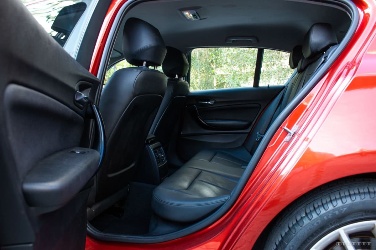 2018 BMW 118I 1.5 AUT 1.5 MILLENNIAL AT Otro - Vista interior trasera de hatchback color rojo con asientos de cuero negros en exterior