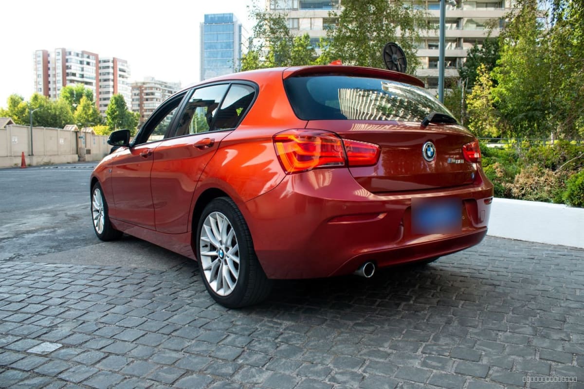 2018 BMW 118I 1.5 AUT 1.5 MILLENNIAL AT Otro - Vista trasera 3/4 de hatchback color naranja en exterior