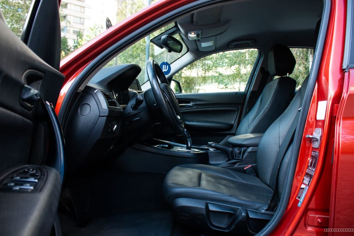 2018 BMW 118I 1.5 AUT 1.5 MILLENNIAL AT Otro - Vista interior de hatchback color rojo con asientos de cuero negro en exterior