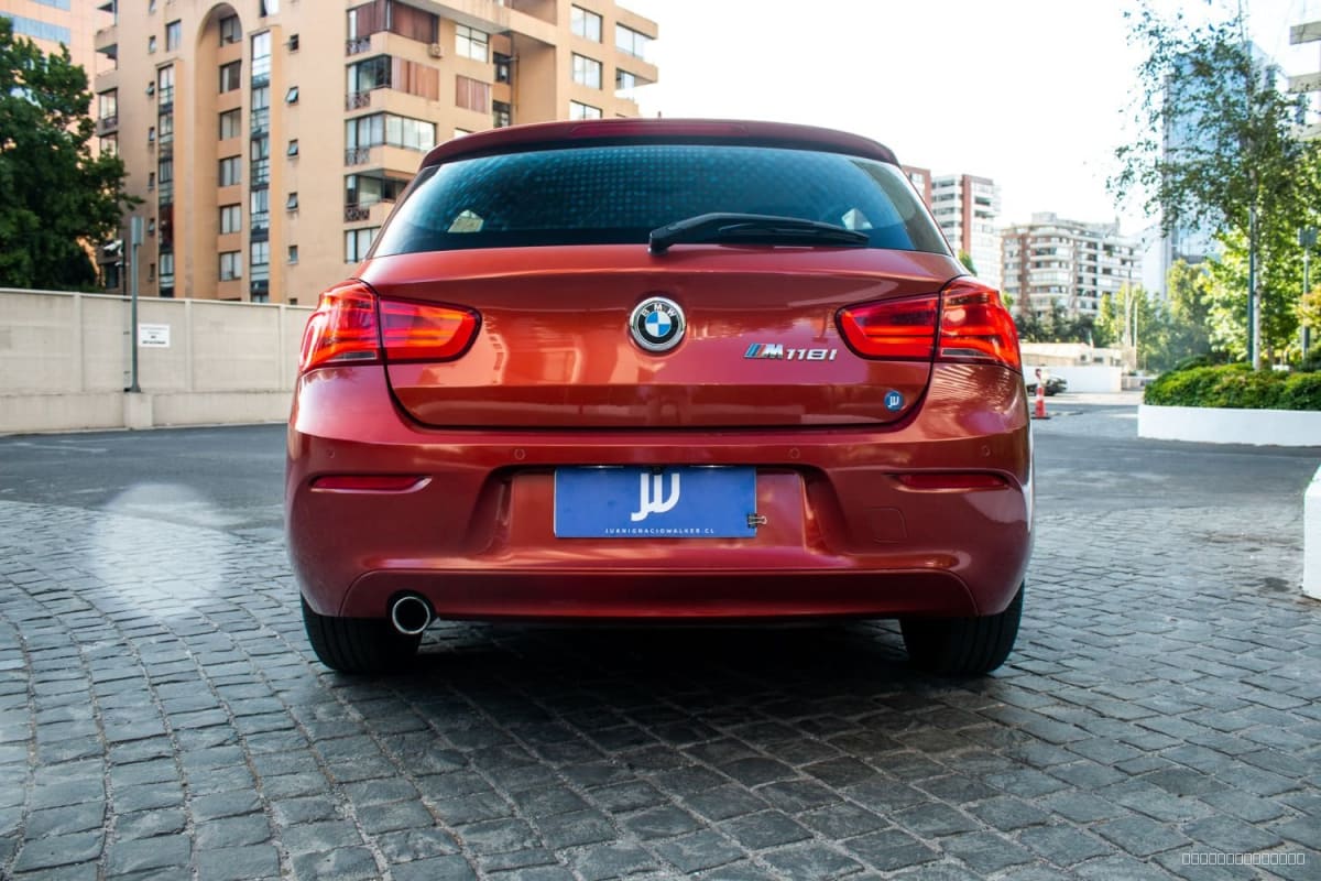 2018 BMW 118I 1.5 AUT 1.5 MILLENNIAL AT Otro - Vista trasera de hatchback color rojo en exterior
