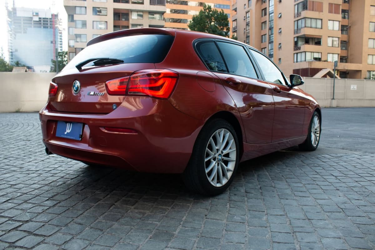 2018 BMW 118I 1.5 AUT 1.5 MILLENNIAL AT Otro - Vista trasera 3/4 de hatchback color burdeos en exterior