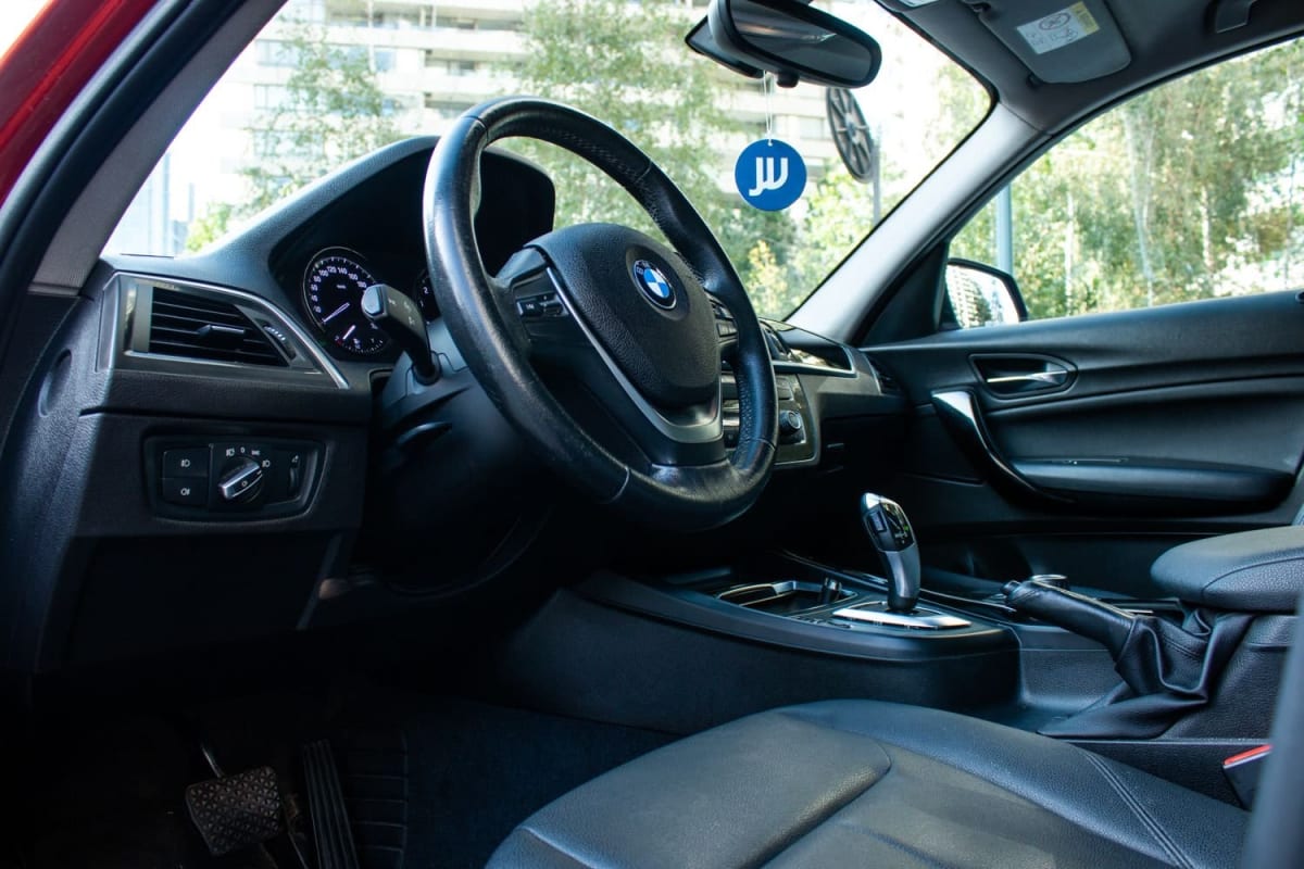 2018 BMW 118I 1.5 AUT 1.5 MILLENNIAL AT Otro - Vista interior delantera de hatchback color rojo con tapicería negra en exterior