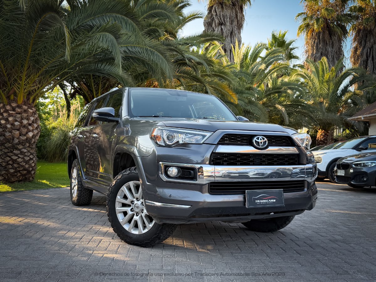 2014 Toyota 4Runner Limited GRIS - Vista 3/4 frontal de SUV color gris en exterior