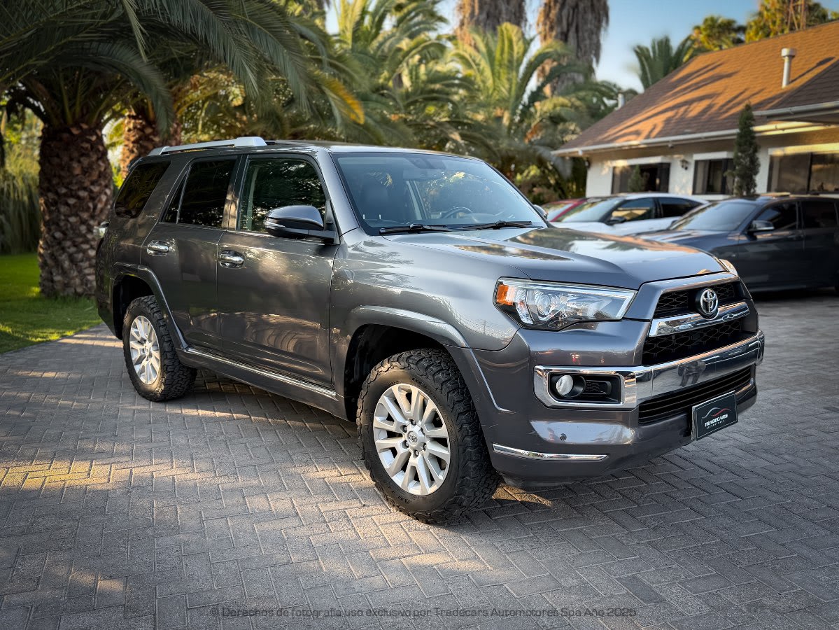 2014 Toyota 4Runner Limited GRIS - Vista 3/4 de SUV color gris en exterior con vegetación.