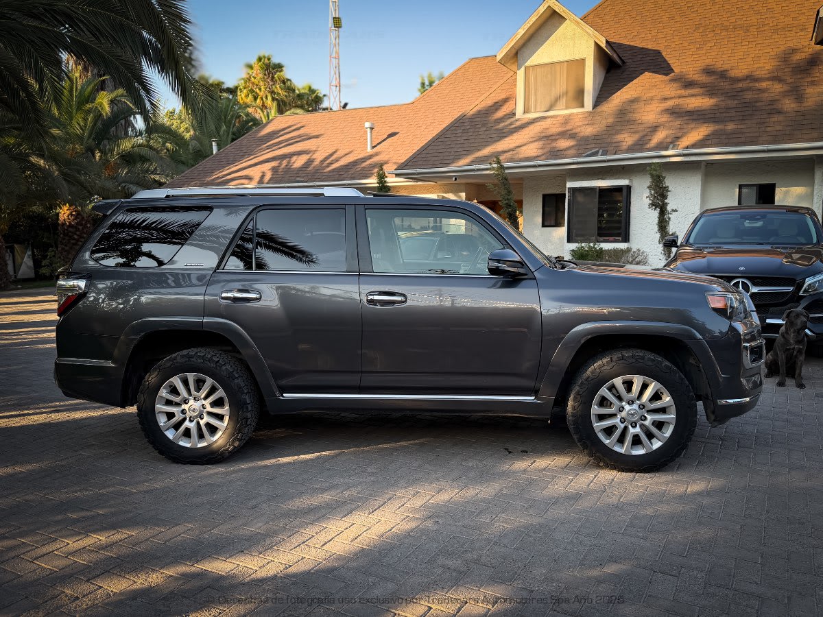 2014 Toyota 4Runner Limited GRIS - Vista lateral de SUV color gris oscuro en exterior