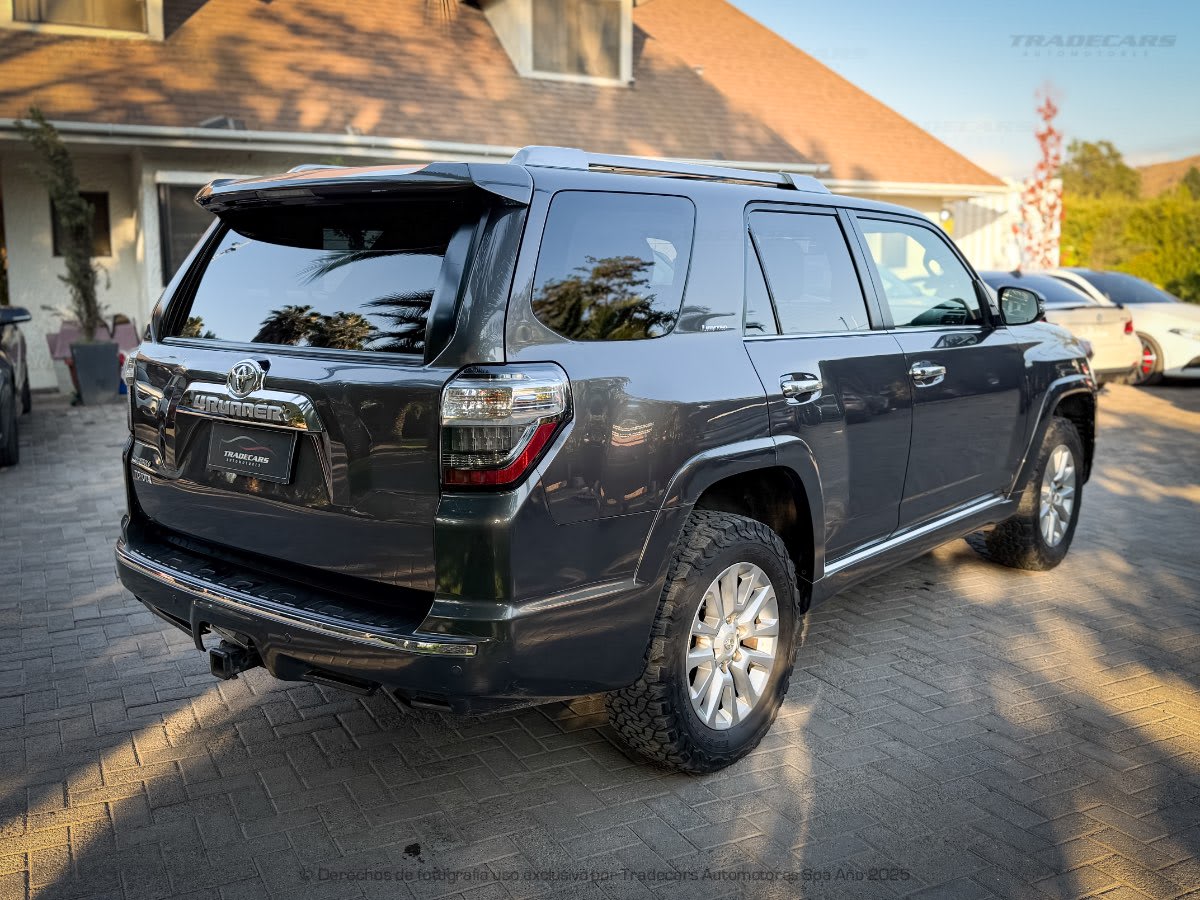 2014 Toyota 4Runner Limited GRIS - Vista trasera 3/4 de SUV color gris oscuro en exterior