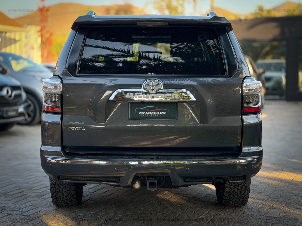 2014 Toyota 4Runner Limited GRIS - Vista trasera de SUV color gris oscuro en exterior