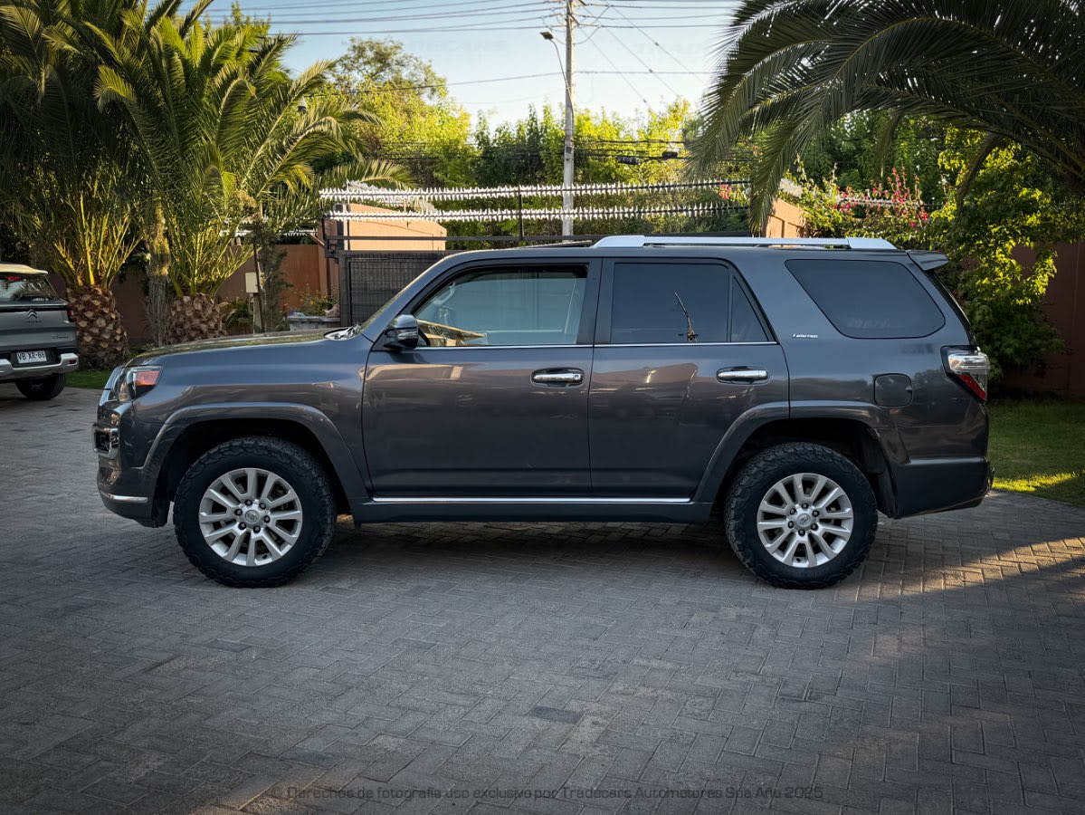 2014 Toyota 4Runner Limited GRIS - Vista lateral de SUV color gris oscuro en exterior