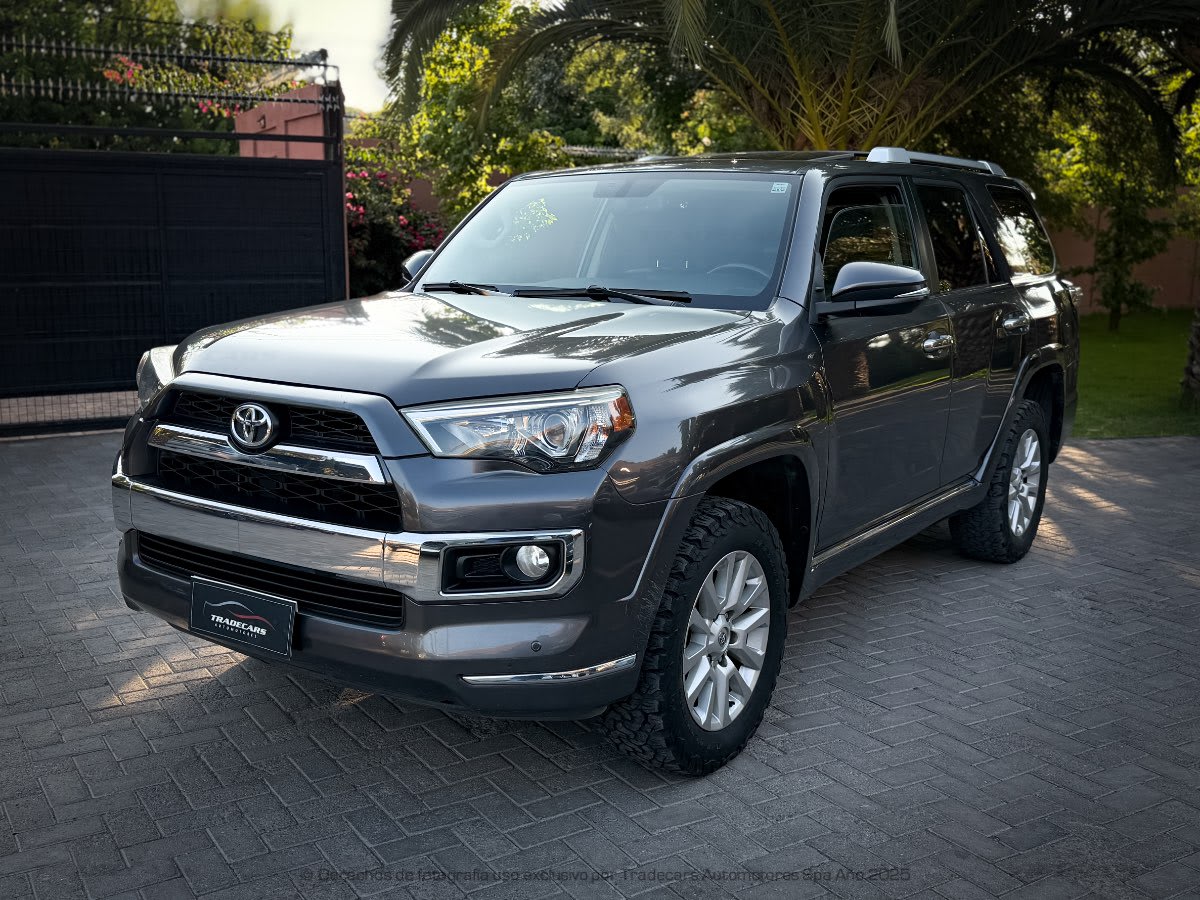 2014 Toyota 4Runner Limited GRIS - Vista 3/4 frontal de SUV color gris en exterior