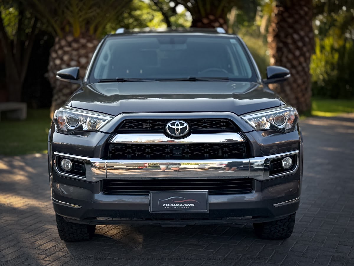 2014 Toyota 4Runner Limited GRIS - Vista frontal de SUV color gris oscuro en exterior