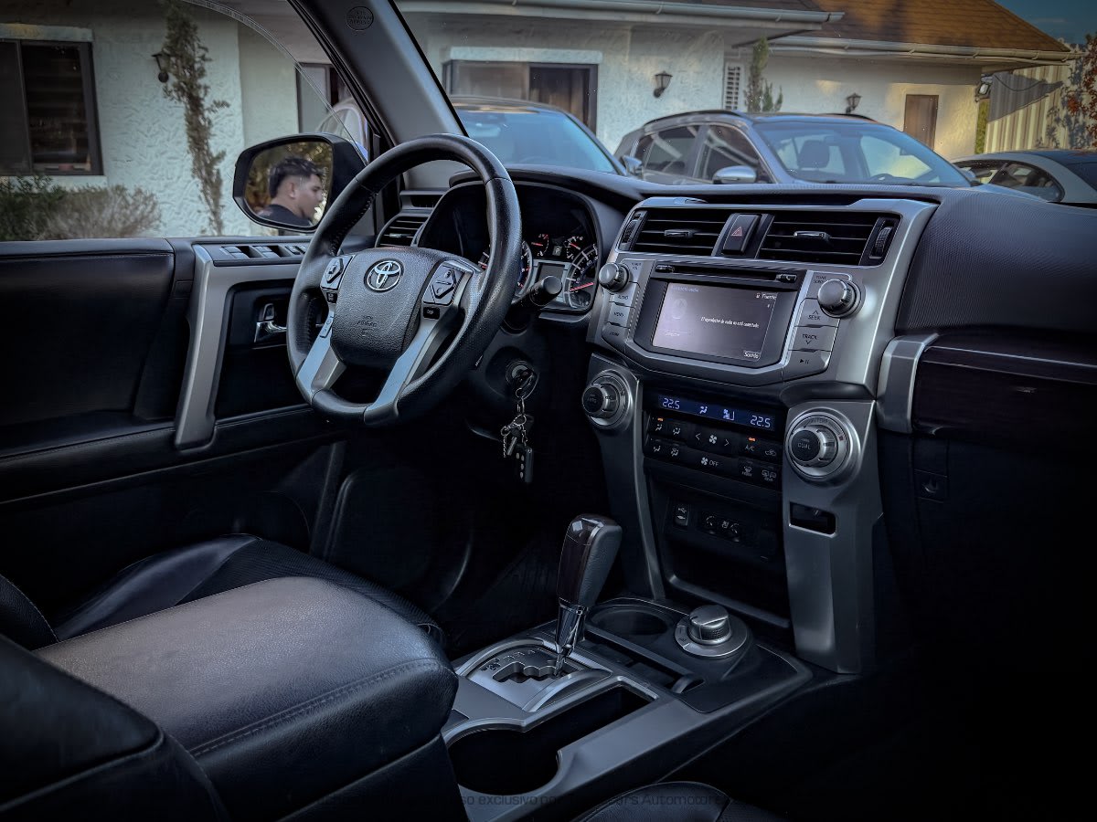 2014 Toyota 4Runner Limited GRIS - Vista interior de SUV con tapicería de cuero color negro en exterior