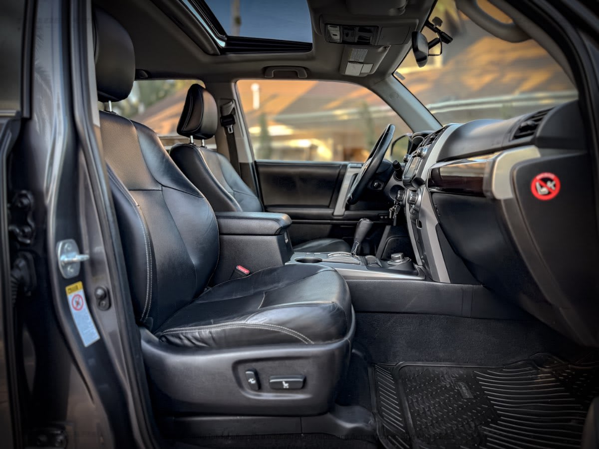 2014 Toyota 4Runner Limited GRIS - Vista interior de SUV color gris oscuro con asientos de cuero negro en exterior
