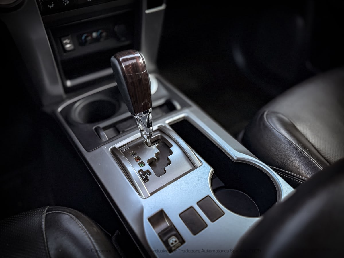 2014 Toyota 4Runner Limited GRIS - Detalle de la palanca de cambios automática en el interior del vehículo