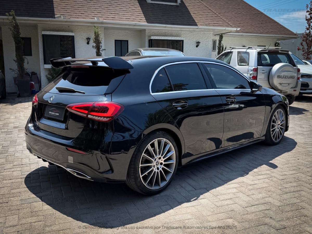 2019 Mercedes-Benz A250 AMG NEGRO - Vista trasera 3/4 de hatchback color negro en exterior