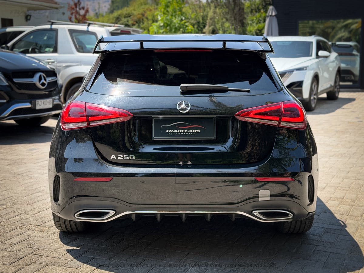 2019 Mercedes-Benz A250 AMG NEGRO - Vista trasera de hatchback color negro brillante en exterior