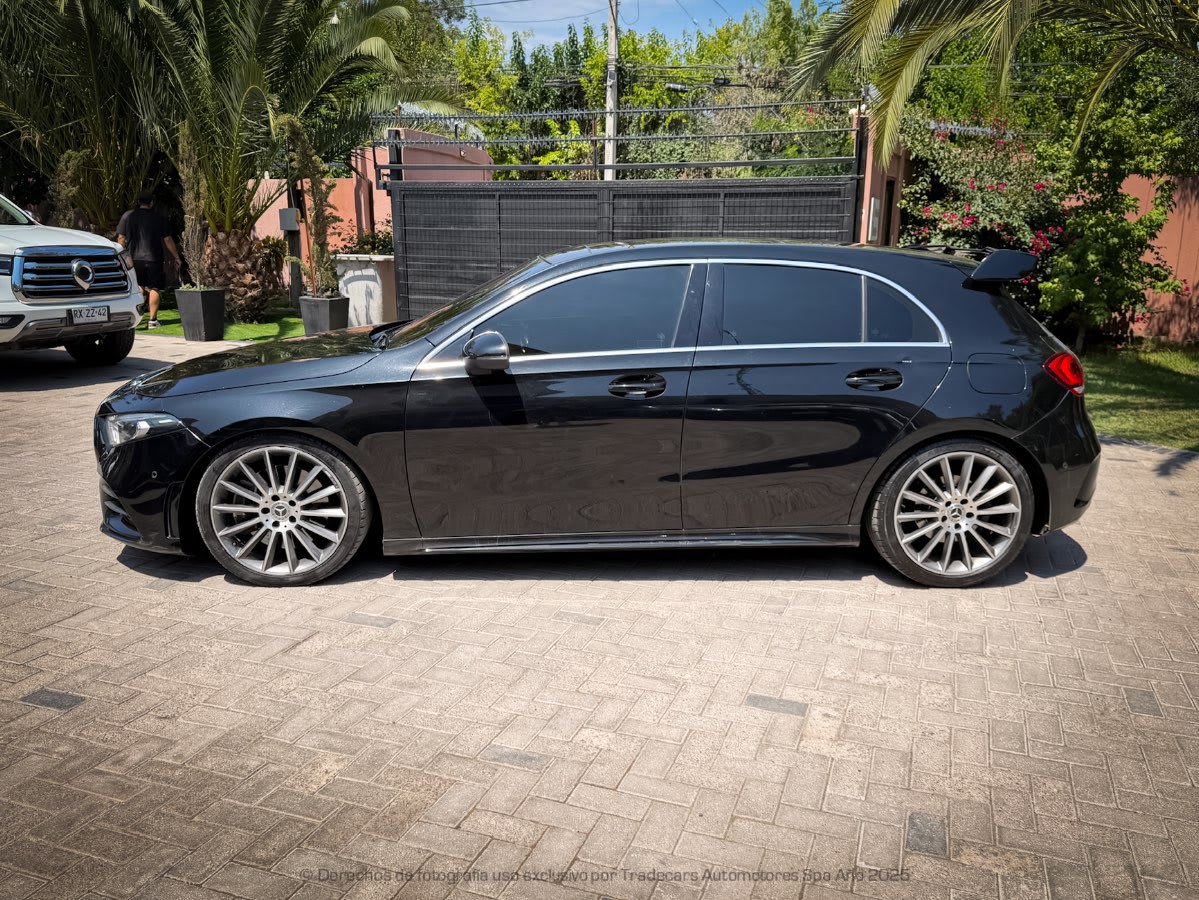 2019 Mercedes-Benz A250 AMG NEGRO - Vista lateral de hatchback color negro en exterior