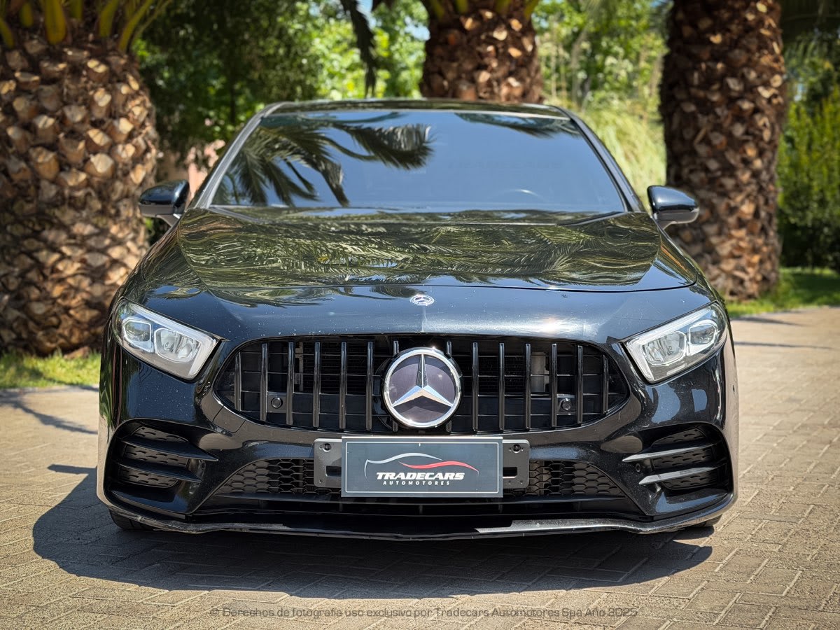 2019 Mercedes-Benz A250 AMG NEGRO - Vista frontal de hatchback color negro en exterior