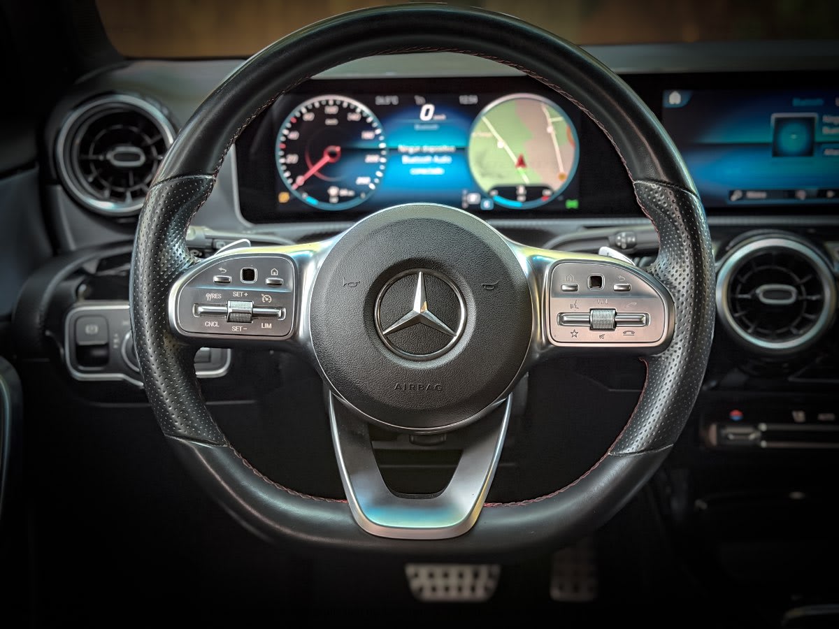 2019 Mercedes-Benz A250 AMG NEGRO - Detalle del volante multifunción de cuero negro en interior