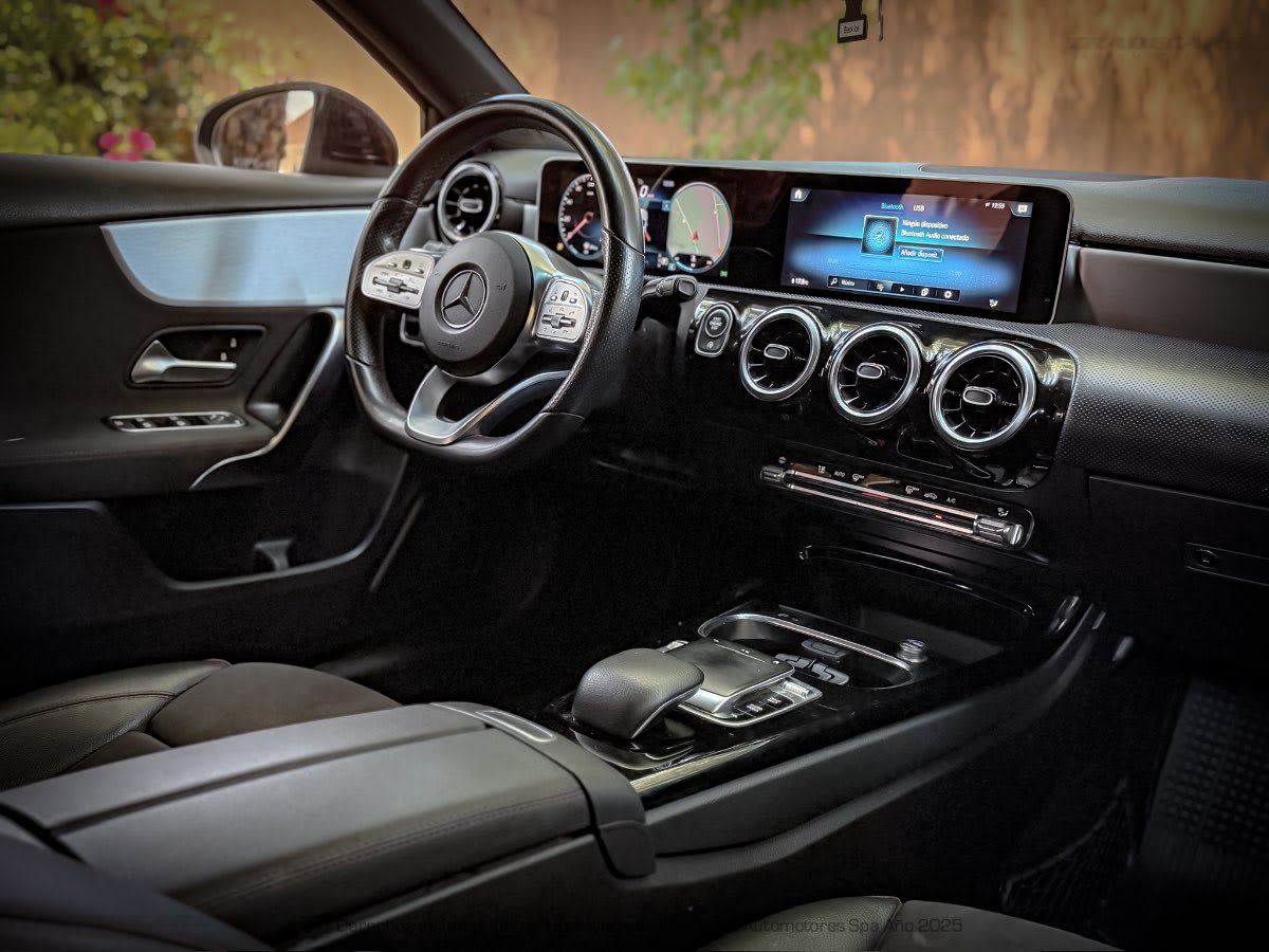 2019 Mercedes-Benz A250 AMG NEGRO - Vista interior del panel frontal color negro en exterior