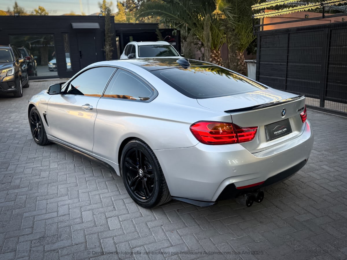 2015 BMW 428i Coupe PLATEADO - Vista 3/4 trasera de coupé color plata en exterior