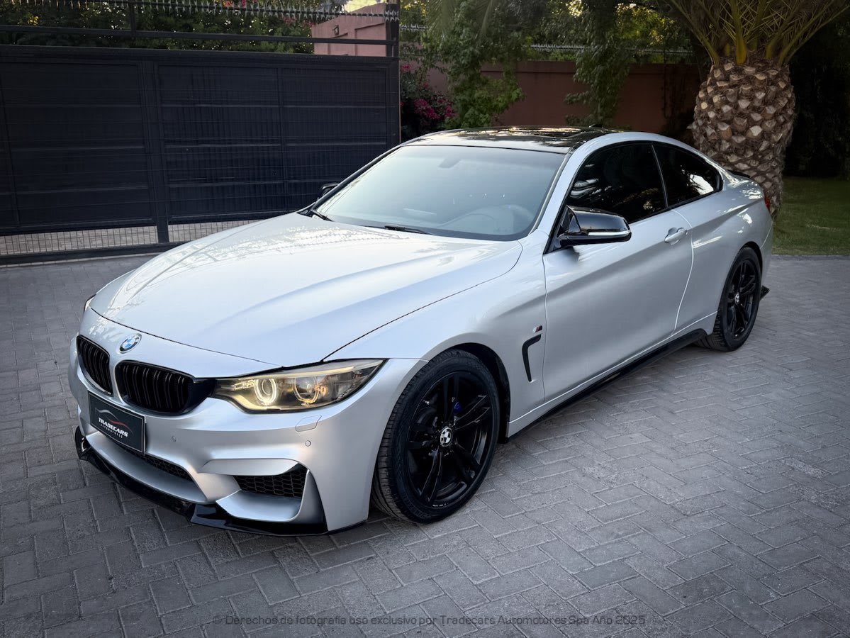 2015 BMW 428i Coupe PLATEADO - Vista 3/4 de coupé color plata en exterior
