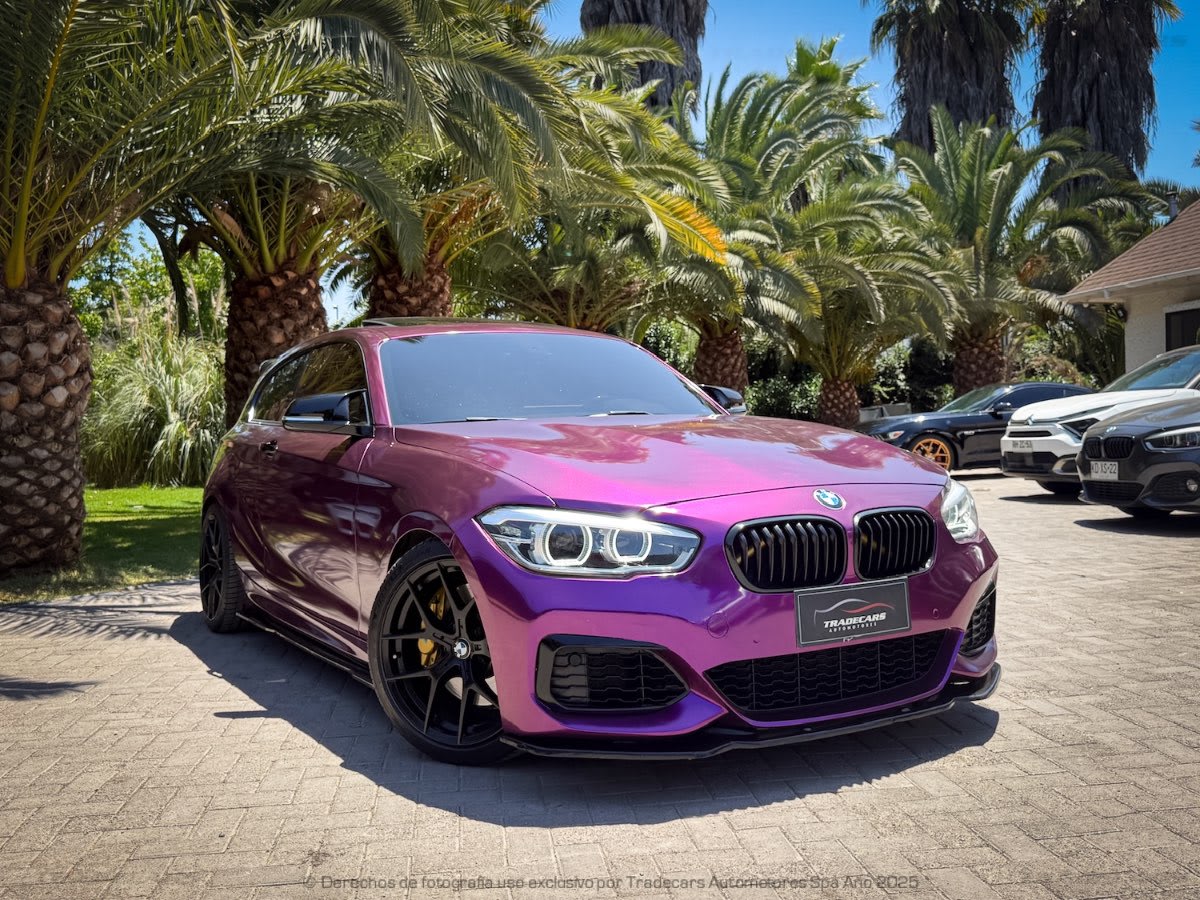 2018 BMW M140i LCI Violeta - Vista 3/4 frontal de hatchback color púrpura en exterior