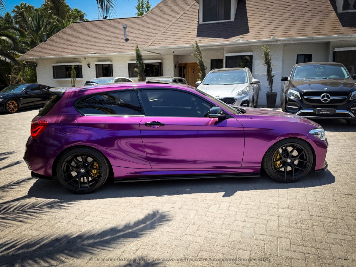 2018 BMW M140i LCI Violeta - Vista lateral de hatchback color púrpura en exterior