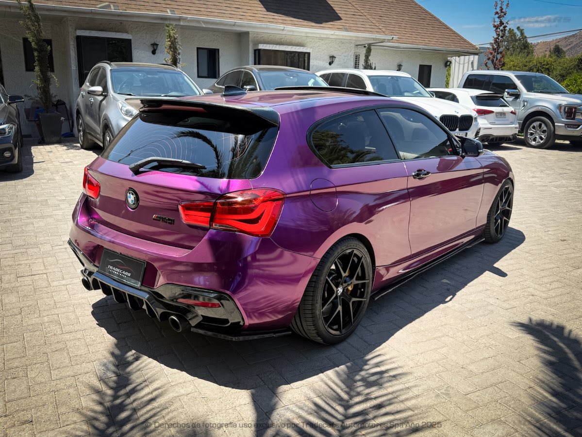 2018 BMW M140i LCI Violeta - Vista trasera 3/4 de hatchback color púrpura en exterior