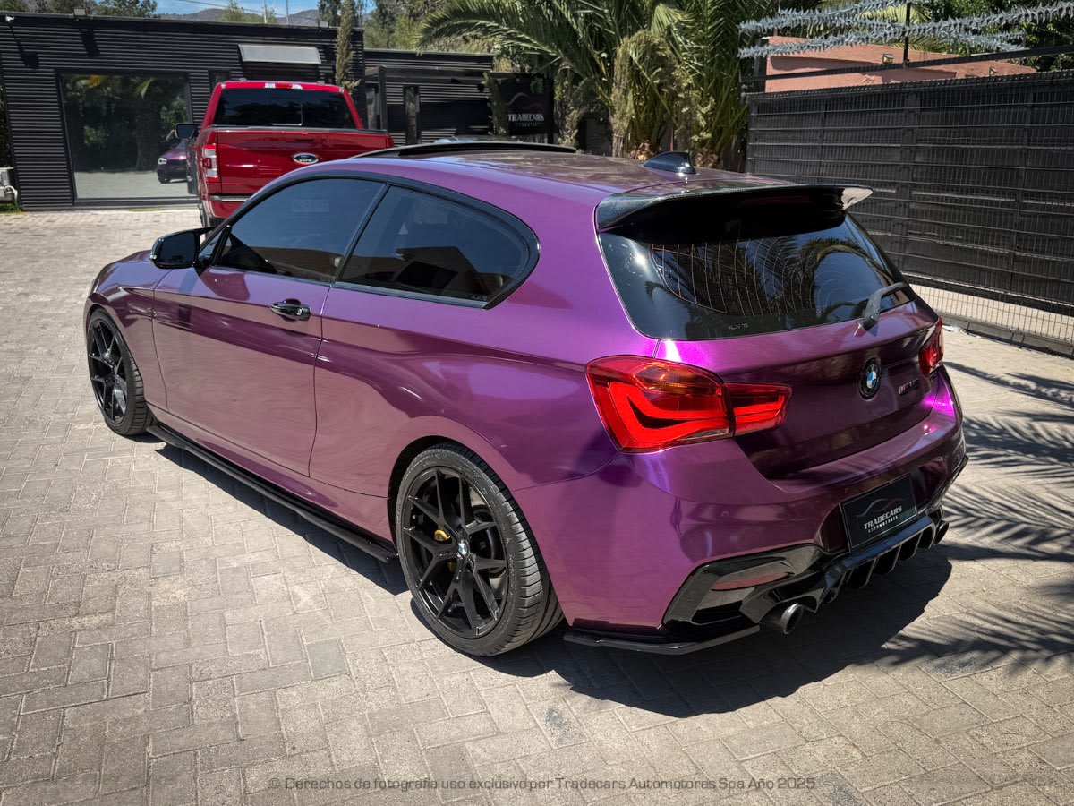 2018 BMW M140i LCI Violeta - Vista 3/4 trasera de hatchback color púrpura en exterior