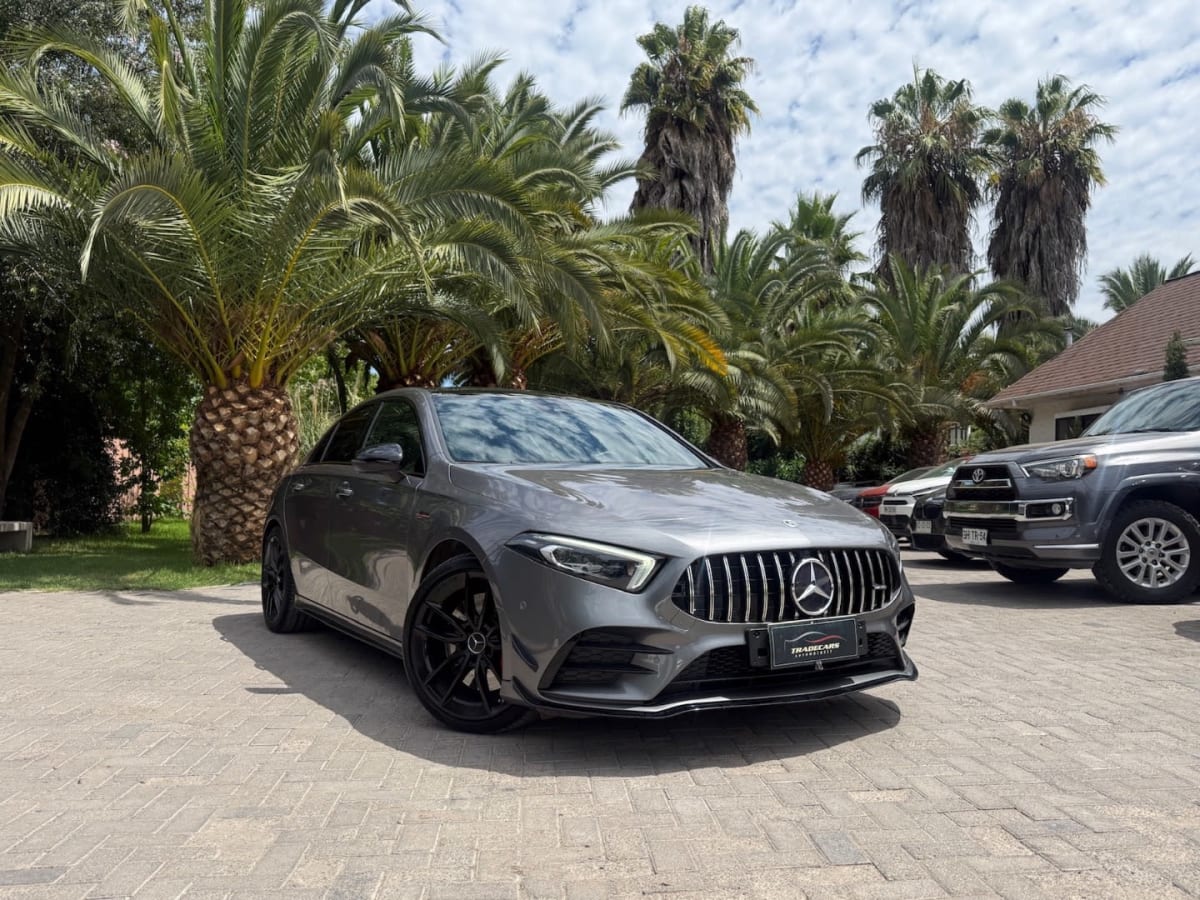 2021 Mercedes-Benz A35 AMG Renntech Gris - Vista 3/4 frontal de sedán color gris en exterior