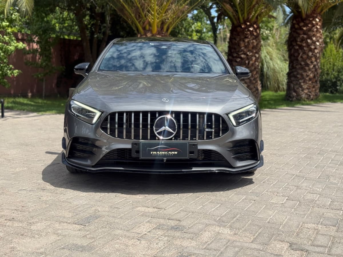 2021 Mercedes-Benz A35 AMG Renntech Gris - Vista frontal de hatchback color gris en exterior