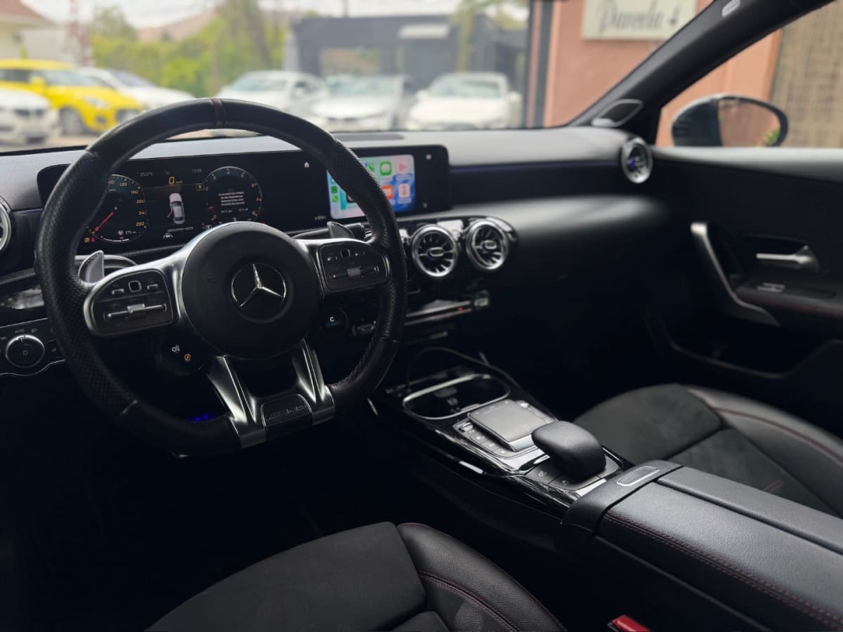 2021 Mercedes-Benz A35 AMG Renntech Gris - Vista interior del panel de instrumentos y volante de hatchback color negro en exterior