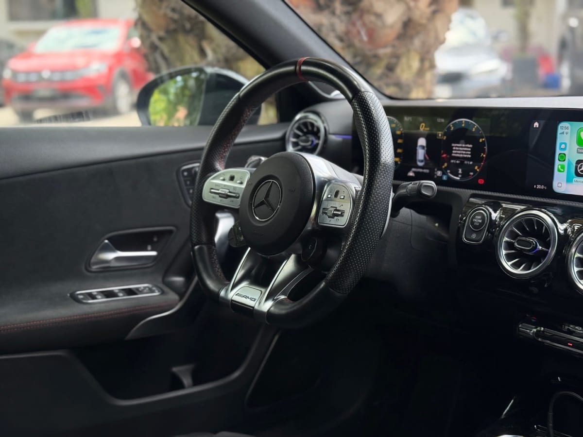 2021 Mercedes-Benz A35 AMG Renntech Gris - Vista interior del volante y tablero de hatchback color negro en exterior