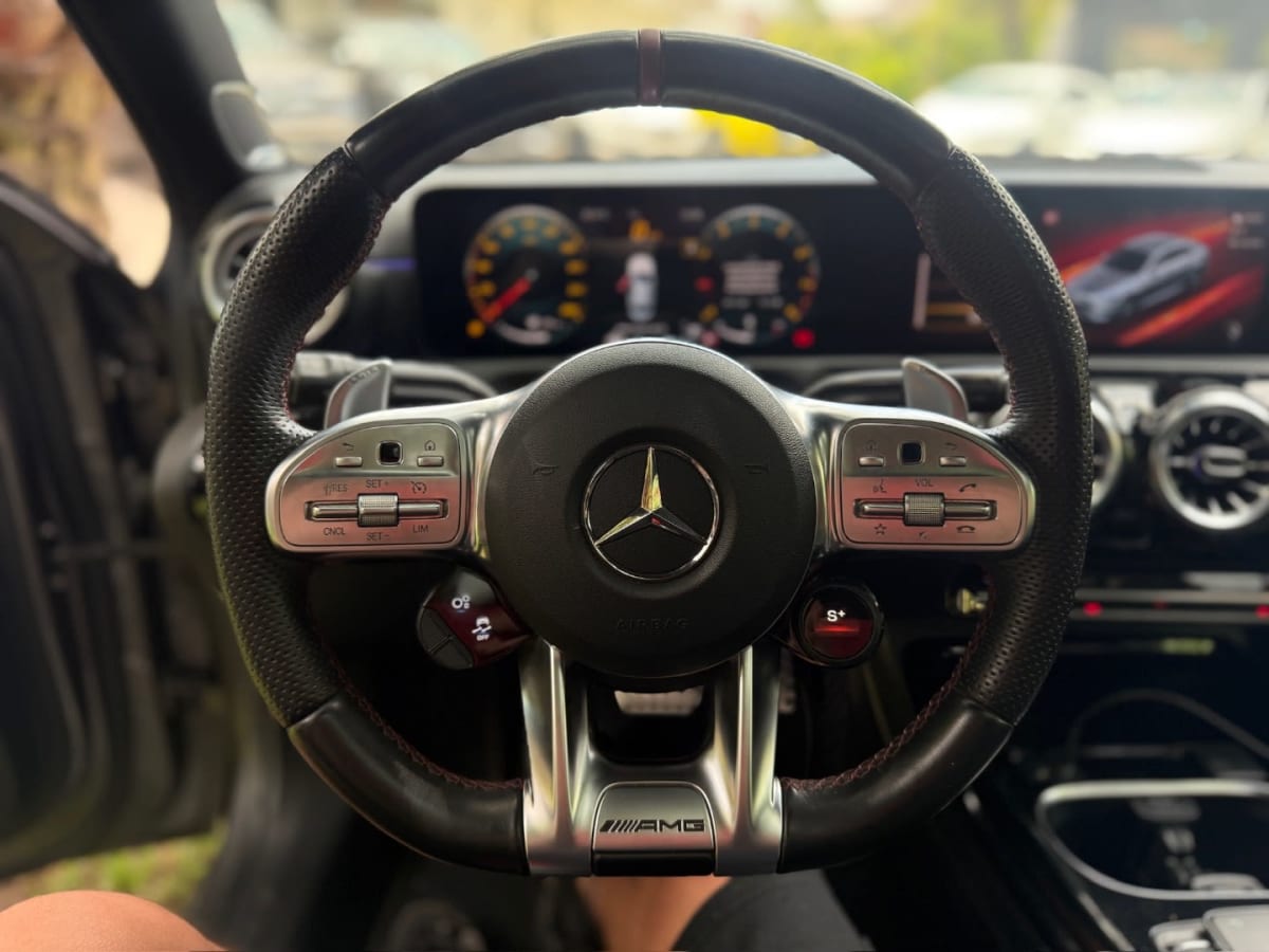 2021 Mercedes-Benz A35 AMG Renntech Gris - Detalle del volante negro con controles en interior de vehículo