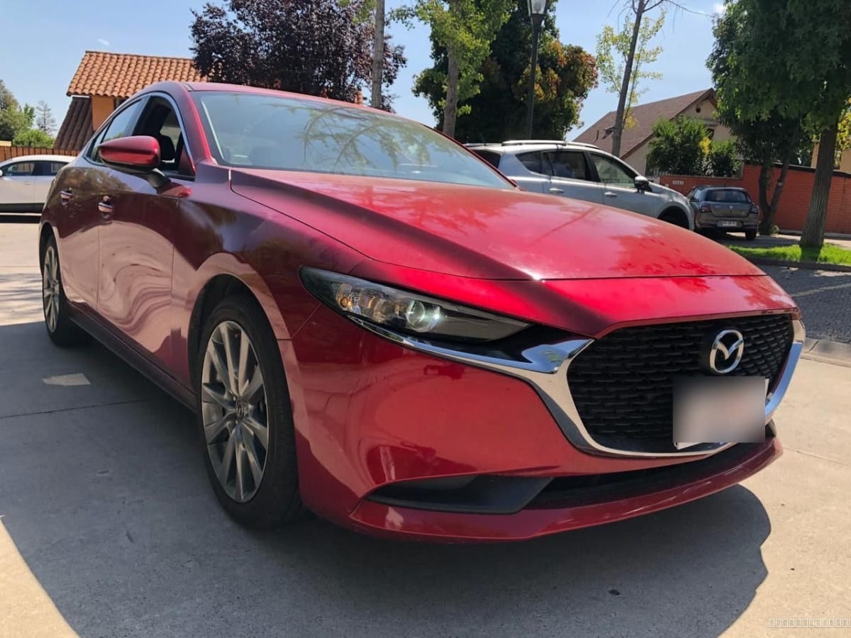 2022 Mazda ALL NEW 3 2.0 SEDÁN V 7G MT Rojo - Vista 3/4 frontal de sedán color rojo en exterior