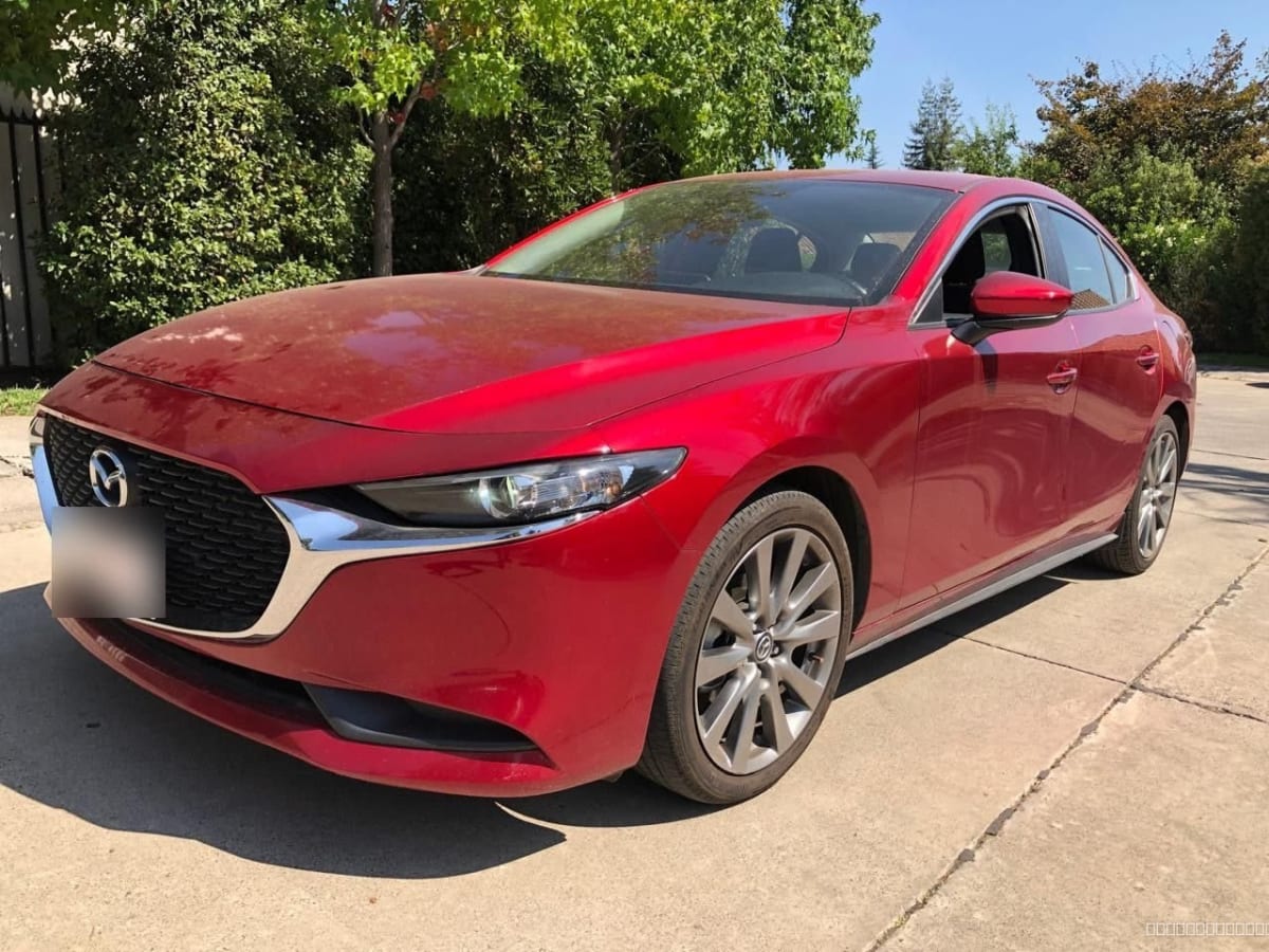 2022 Mazda ALL NEW 3 2.0 SEDÁN V 7G MT Rojo - Vista 3/4 de sedán color rojo en exterior