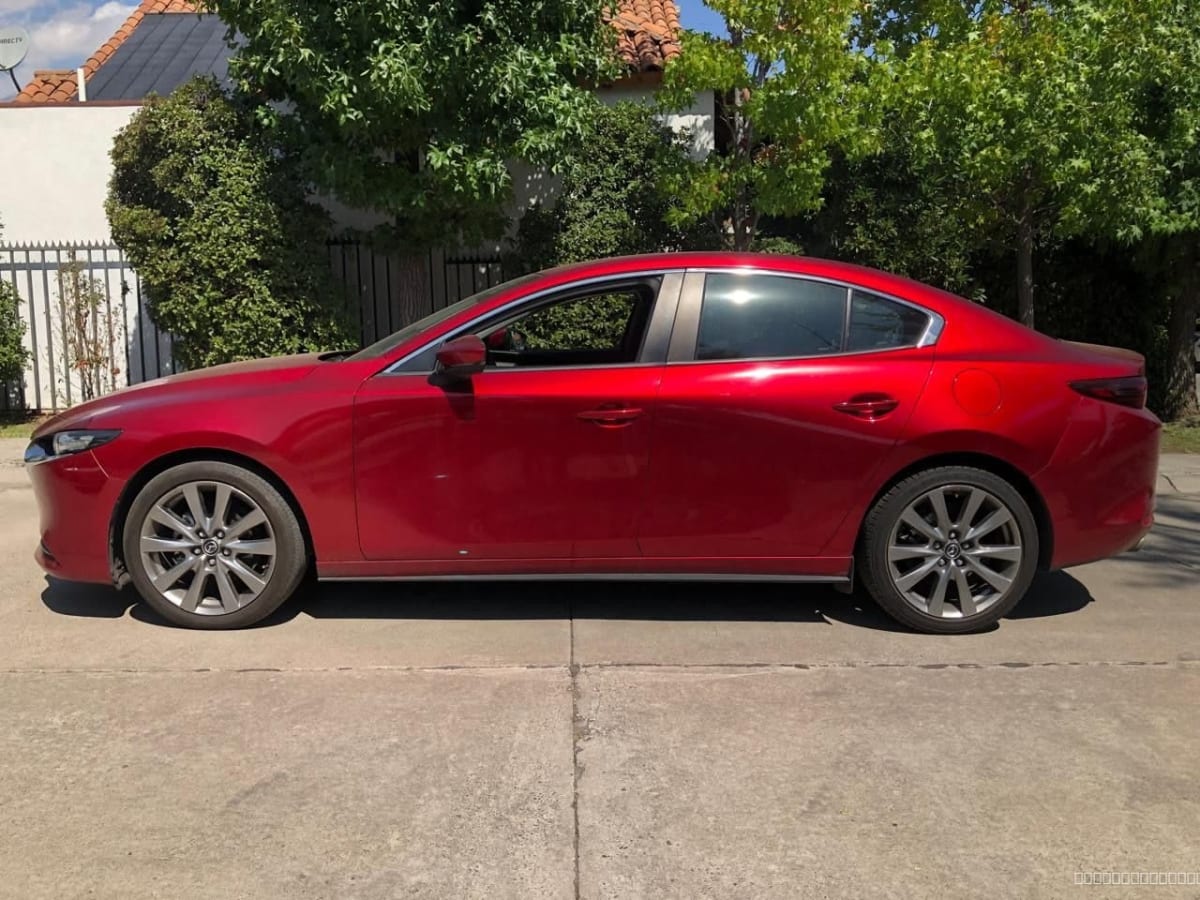 2022 Mazda ALL NEW 3 2.0 SEDÁN V 7G MT Rojo - Vista lateral de sedán color rojo en exterior