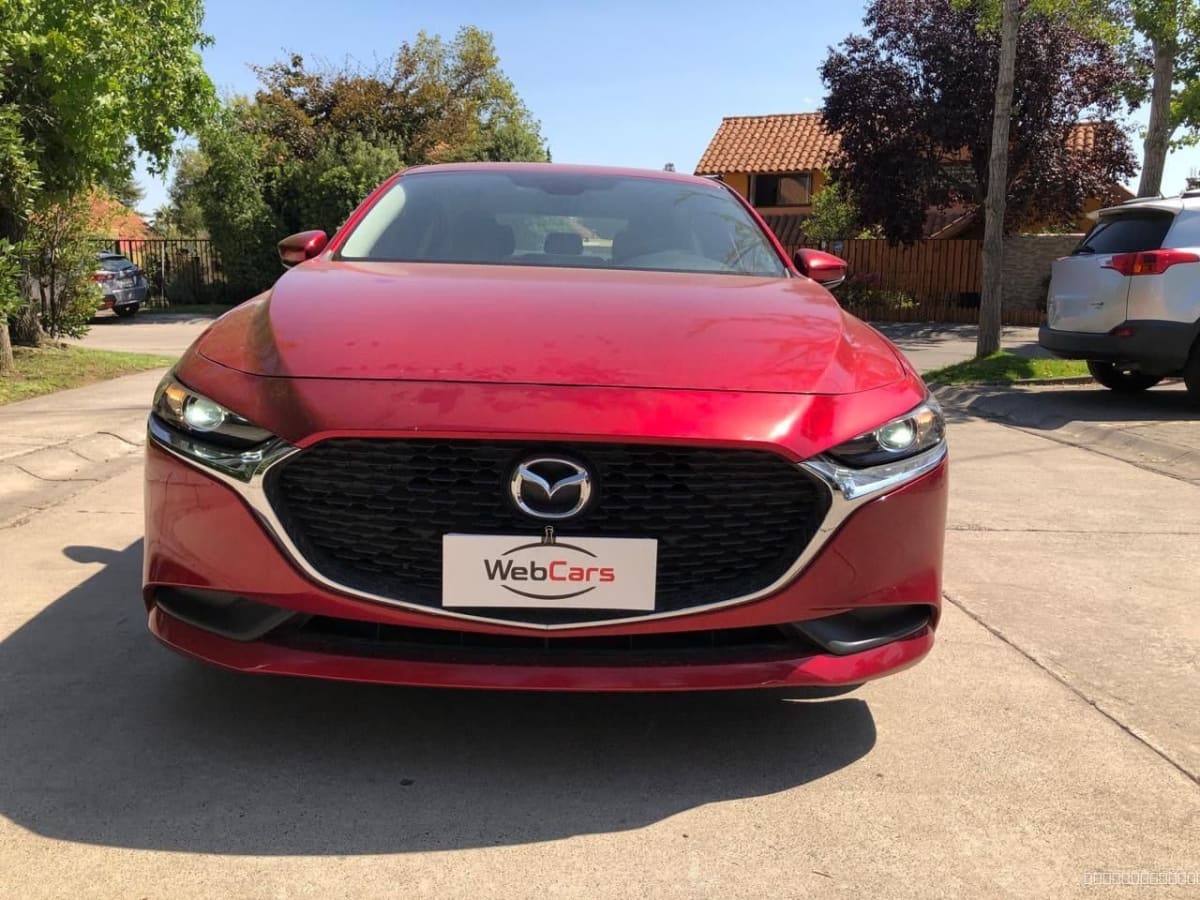 2022 Mazda ALL NEW 3 2.0 SEDÁN V 7G MT Rojo - Vista frontal de hatchback color rojo en exterior