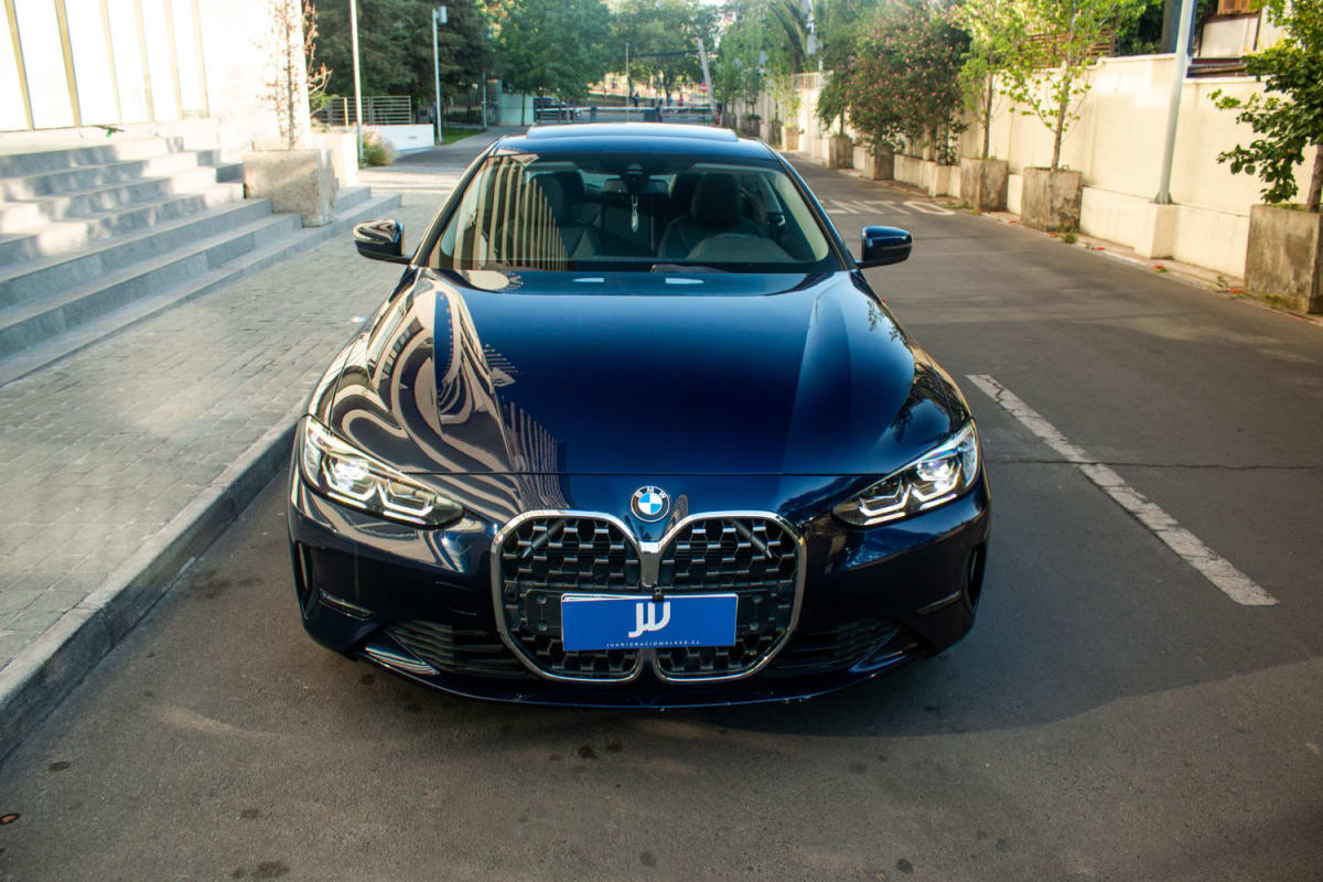 BMW 420i Coupe 2022 - Vista frontal de sedán color azul oscuro en calle exterior