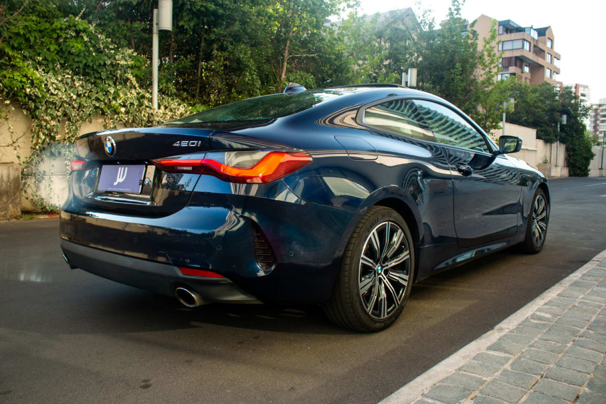 BMW 420i Coupe 2022 - Vista trasera 3/4 de coupé color azul oscuro en exterior