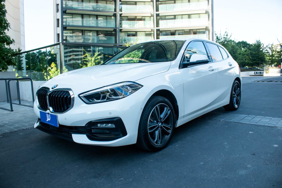 BMW 118d 2.0 2021 - Vista 3/4 frontal de hatchback color blanco en exterior