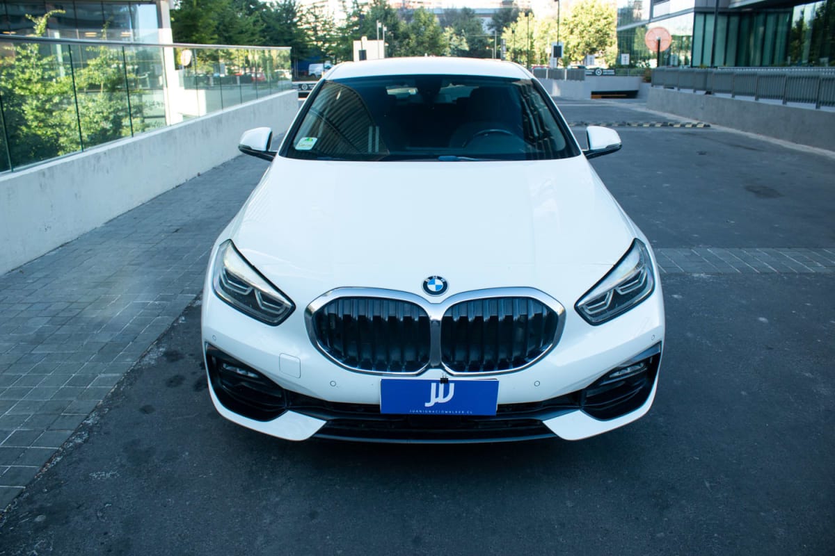 BMW 118d 2.0 2021 - Vista frontal de hatchback color blanco en exterior